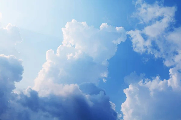 Krásná Modrá Obloha Mraky Pozadí Světlé Osvětlení Jasné Léto — Stock fotografie