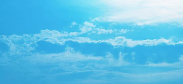 Piękne Błękitne Niebo Chmur Tło Jasne Oświetlenie Jasne Lato — Zdjęcie stockowe