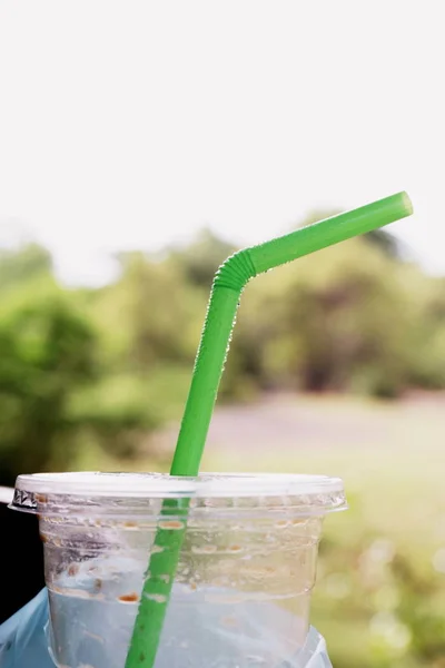 Tubo Verde Palha Refrescado Com Condensação Gelo Água Estilo Vida — Fotografia de Stock