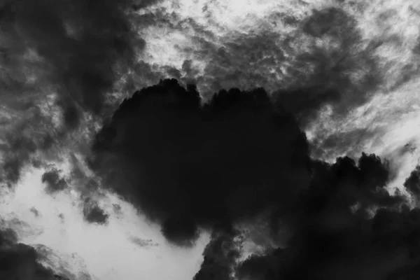 Hartvormige Wolken Aan Hemel Valentine Achtergrond Zwart Donkere Kleur Thema — Stockfoto