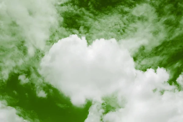 Kształcie Serca Chmury Niebie Zielone Tło Valentine Kolor Tematy Słodki — Zdjęcie stockowe