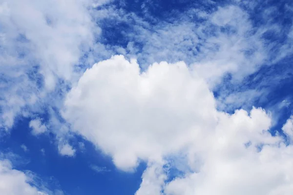 Valentine Hjärtformade Moln Himlen Alla Hjärtans Bakgrunden Blå Färg Teman — Stockfoto