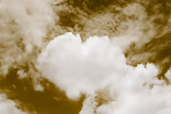 Corazón Forma Nubes Cielo San Valentín Fondo Temas Color Oro —  Fotos de Stock