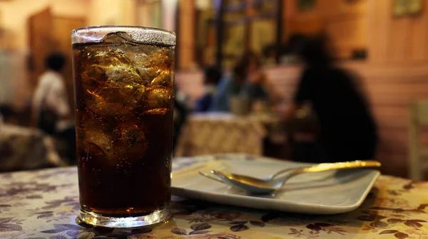 Geceleri Bir Bardak Buz Bir Tabloda Bir Restoran Ile Cola — Stok fotoğraf