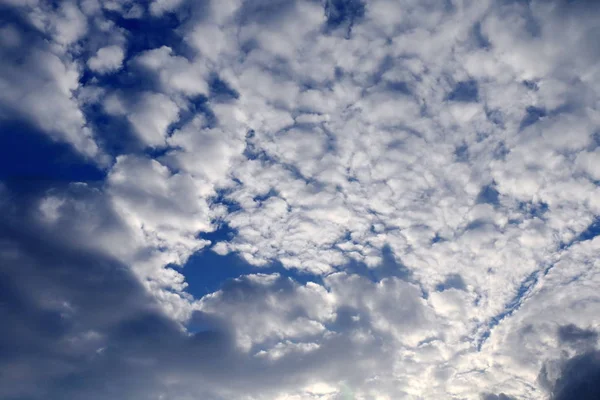 Vacker Blå Himmel Med Moln För Bakgrund Och Ljusa Belysning — Stockfoto