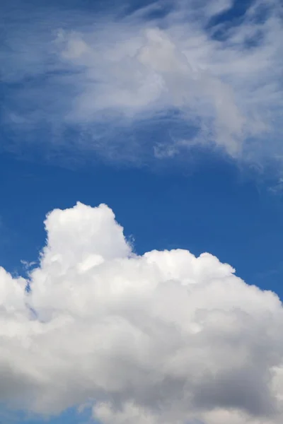 Vacker Blå Himmel Med Moln För Bakgrund Och Ljusa Belysning — Stockfoto