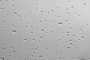 su yağmur damlası için taze arka plan gri camına