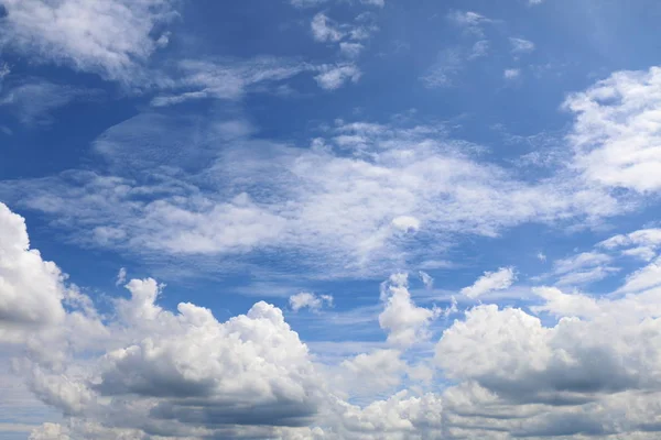 Vacker Blå Himmel Med Moln För Bakgrund Och Ljusa Belysning — Stockfoto