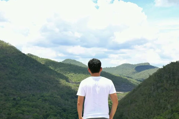 站在后面 在山景上看自然的人旅行者 — 图库照片