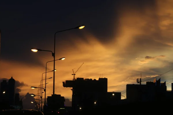 全球变暖 黑暗的天空和街道阳光灯在黑暗中 城市剪影建筑城市日落景观 — 图库照片