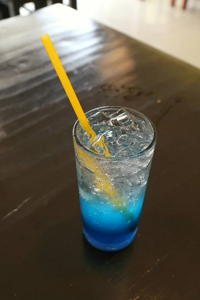 Água Gelada Vidro Suco Limão Azul Mesa Para Beber Fresco — Fotografia de Stock