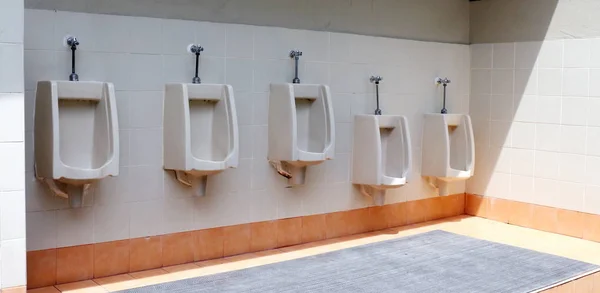 户外厕所老彩色橙色 厕所的人厕所视图由小便器 — 图库照片