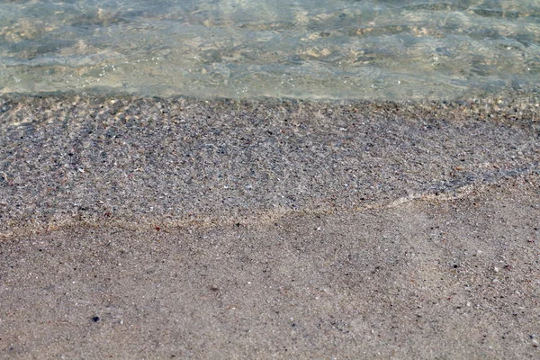 水面波浪上的沙子特写 海浪在沙滩上 夏日沙滩背景 — 图库照片