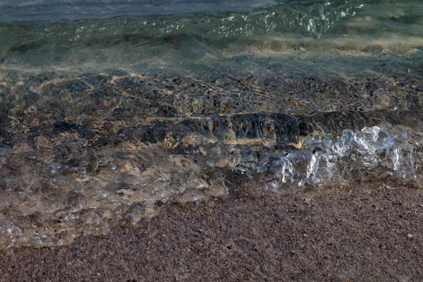 水面波浪上的沙子特写 海浪在沙滩上 夏日沙滩背景 — 图库照片