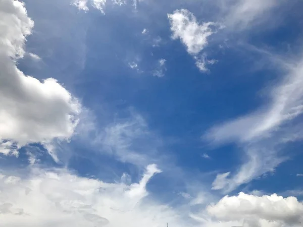 Piękne Błękitne Niebo Chmurami Tle Jasne Oświetlenie Jasne Lato — Zdjęcie stockowe