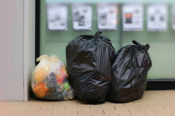 Drei Müllsäcke Müllsack Schwarz Platziert Vor Convenience Store Mülleimer Müllsack — Stockfoto