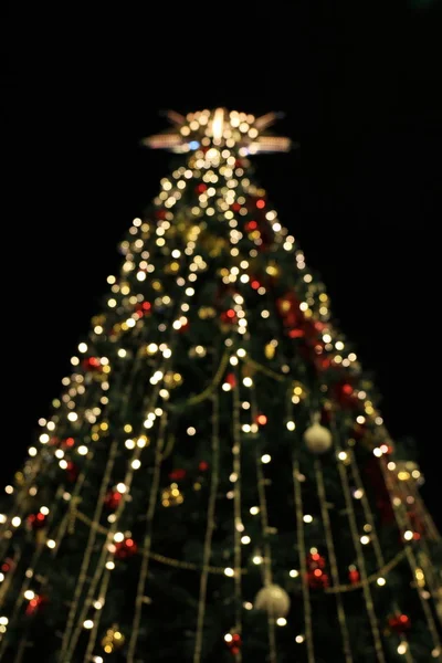 Rozmazané Vánoční Strom Dekorace Pozadí Noční Světla Vánoční Sváteční Výzdobou — Stock fotografie