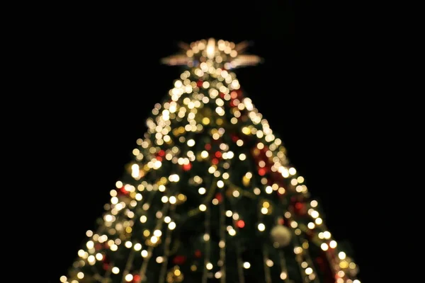 新しいヨーロッパの冬夜のライト クリスマスの休日のお祝い クリスマス ツリー クリスマス ツリー装飾背景がぼやけ — ストック写真