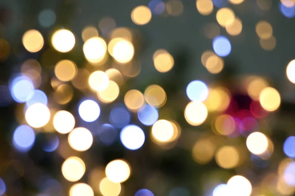 Bokeh 明亮的夜为背景圣诞节假日五颜六色的光节日庆祝模糊 Bokeh 夜餐厅的背景照明 — 图库照片