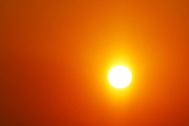 Gökyüzü günbatımı arka plan siluet turuncu altın, sarı altın turuncu degrade renk ile gökyüzü üzerinde Sun Bright büyük güneş