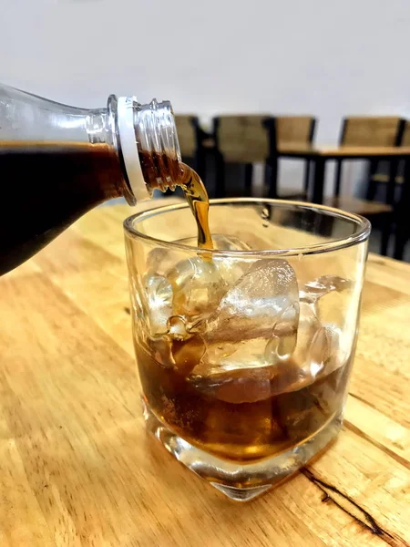 Cola Glas Hälla Cola Från Glas Flaskor Drycker Till Ett — Stockfoto