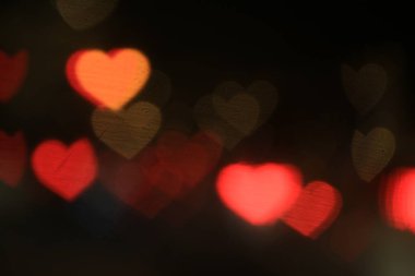 Kırmızı kalp şeklindeki siyah arka plan dekorasyon, duvar kağıdı gece zemin için renkli aydınlatma bokeh üzerine bulanık Sevgililer, aşk resimleri arka plan, aydınlatma kalp yumuşak gece soyut şeklinde