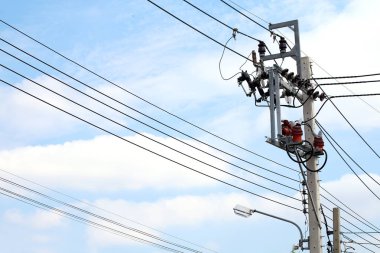 Elektrik direği güç dolaştırmak tel tehlike, Tel Elektrik enerji gökyüzü arka plan üzerinde sokak Road