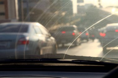 Araba iç görünüm ile kirli ön cam, kirliliği otomatik cam kirli