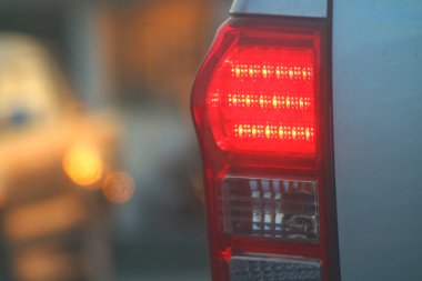 Uyarı hafif yan araba akşam geri, fren lambaları bir araba geri, rastlantı hedefi ışıklarının araba yol trafik sıkışıklığı üzerinde uyarı