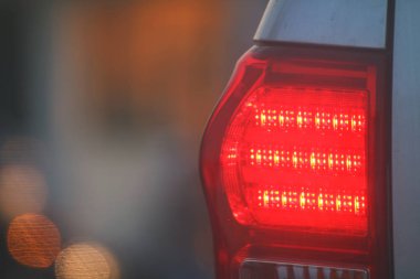 Uyarı hafif yan araba akşam geri, fren lambaları bir araba geri, rastlantı hedefi ışıklarının araba yol trafik sıkışıklığı üzerinde uyarı