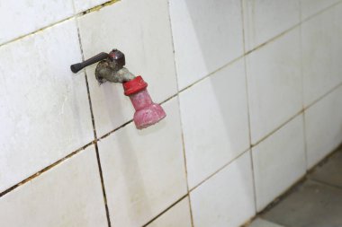 eski su musluğu eski banyo musluk banyo duvar içinde