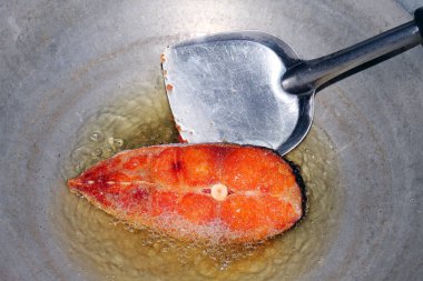 Kızarmış balık parçaları sıcak yağı tavada, kızarmış balık için diyet, Balık pişirme Pan yağda kızartılmış bölümü dilim gıda protein kesme sağlık diyet.