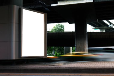 Billboard ışık kutusu boş beyaz ışık işaretleri expressway panelinin altında işaret için yolda reklam, işaret kutusunu boş Billboard