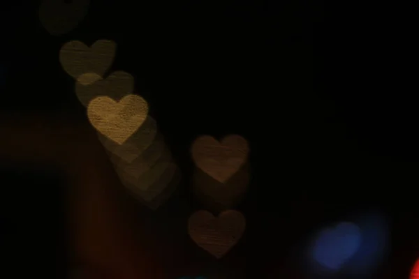 情人节五颜六色的心形在黑色背景照明波克装饰在夜间背景壁纸模糊的情人节 爱的图片背景 照亮心形柔软在夜间抽象 — 图库照片