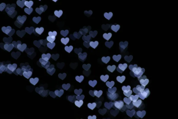 情人节五颜六色的心形白色在黑色背景照明波克装饰在夜间背景壁纸模糊的情人节 爱的背景 照明心形柔软的夜晚抽象 — 图库照片