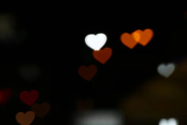 バレンタイン カラフルな夜背景壁紙ぼやけバレンタイン 愛写真背景 照明の心で装飾用の黒の背景照明ボケにハート形の夜の抽象的でソフト — ストック写真