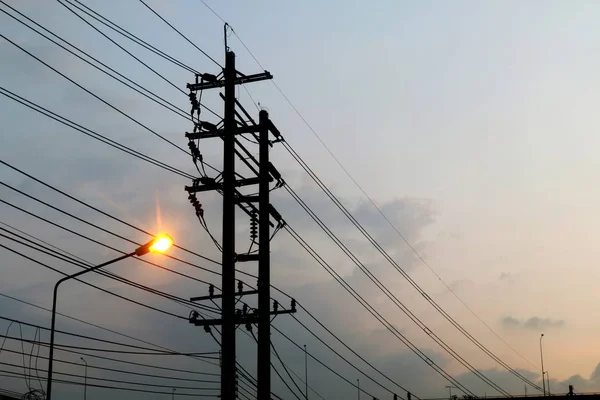 Elektrický Pól Napájení Spleť Drátu Nebezpečí Dráty Elektrické Energie Světla — Stock fotografie