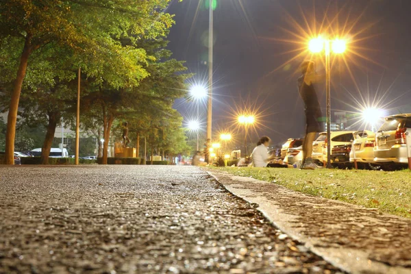 Kamu Parkı'nda oturup koşu gece ve insanlar egzersiz sakin ol