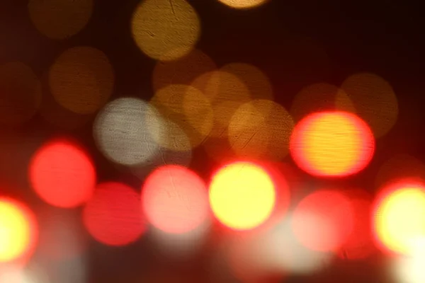 赤ボケ背景黒高級夜抽象的な多色ライトを照明 都市の夜の光はボケ カラフルな多重背景をぼかし — ストック写真