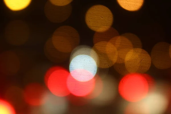 五颜六色的背景波克夜间抽象色彩 模糊的去聚焦多色灯 抽象波克背景的圣诞灯 城市夜景模糊波克去聚焦的背景 — 图库照片