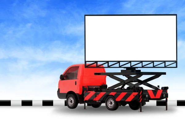 广告牌空白在汽车红色卡车带领的面板为标志标志查出在背景天空 大横幅和广告牌路边为广告大 — 图库照片