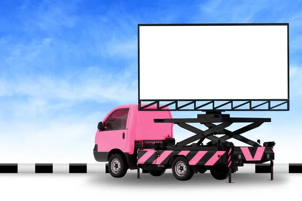 广告牌空白在汽车粉红色卡车带领的面板为标志标志广告隔绝在背景天空 大横幅和广告牌路边为广告大 — 图库照片