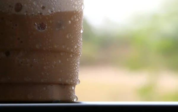 Kopi Sejuk Segar Berangin Dengan Air Alam Drop Menutup Cangkir — Stok Foto