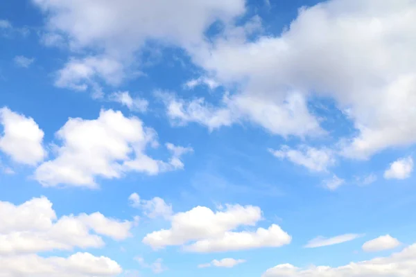 Nebe Obloha Nadýchanými Mraky Nebesky Modrý Mrak Pozadí Cloudscape Nebe — Stock fotografie