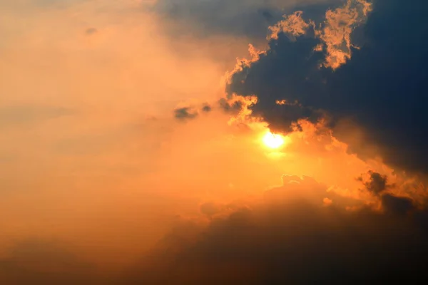 Solnedgång Orange Himlen Solen Går Ner Över Molnet Mörk Guld — Stockfoto