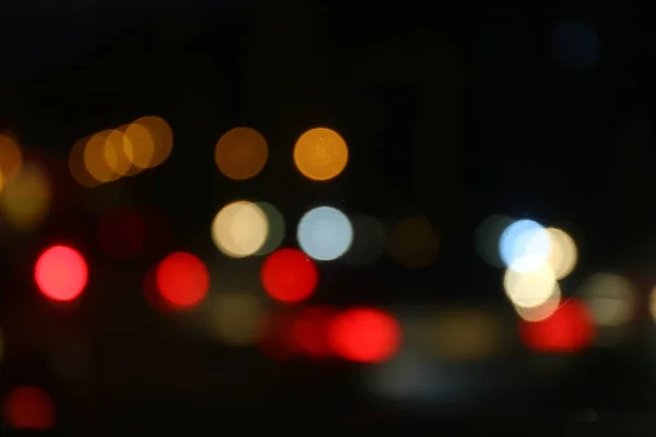 カラフルな背景ボケ夜抽象的な色 ぼやけたデフォーカス マルチ色のライト クリスマス ライト 市夜のライトの抽象的なボケ背景デフォーカス ボケ背景をぼかし — ストック写真