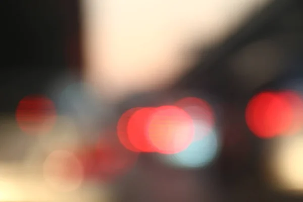 赤ボケ背景黒高級夜抽象的な多色ライトを照明 都市の夜の光はボケ カラフルな多重背景をぼかし — ストック写真