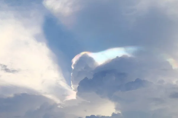 奇妙な空と空雲バック グラウンド スペクトルの上に光 — ストック写真