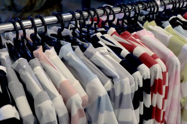 Moda giyim giyim raf, giyim moda askı, gece Pazar sokak moda (seçici odak, renkli elbise askıları)