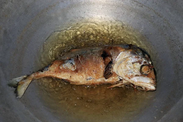熱い沸騰油を鍋に魚の揚げサバ サバの塩漬け魚揚げ物 — ストック写真